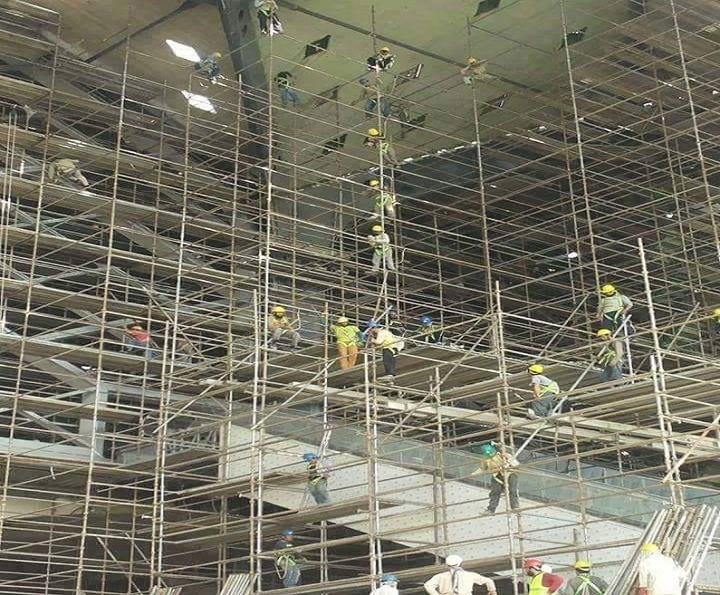 تركيب السقالات والمصاعد المؤقتة